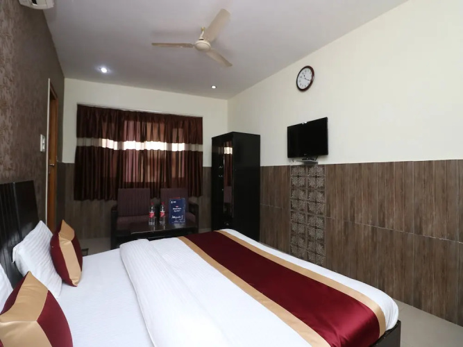 OYO 9848 Hotel Dev Palace