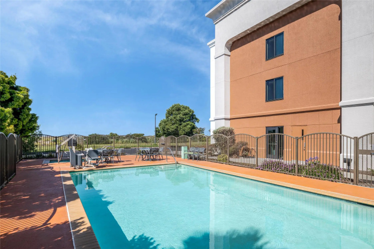 Hampton Inn & Suites Oakland Airport-Alameda photo 18