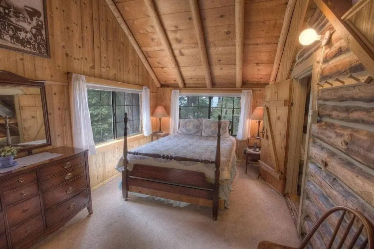 Zephyr Cabin 3 Bedroom Home by RedAwning