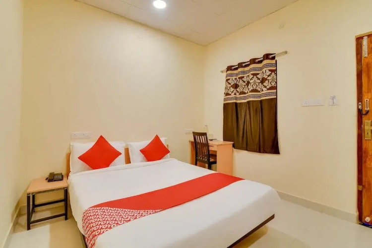 Om Sakthi Complex Pethuchettypet by OYO Rooms
