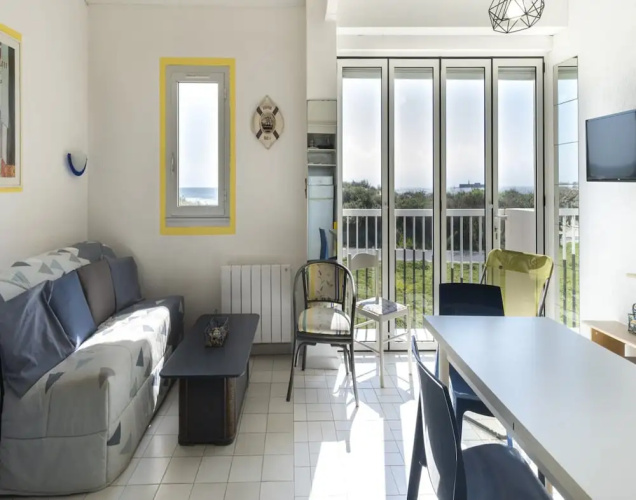 A Bright Beachside Escap