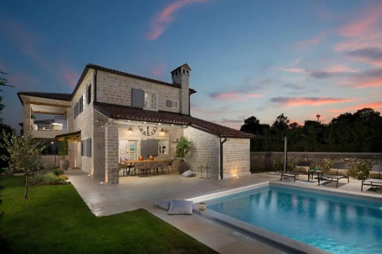 4 Bedrooms Villa