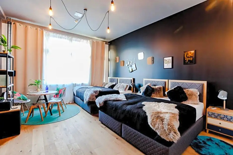 P182 Hidden Hostel