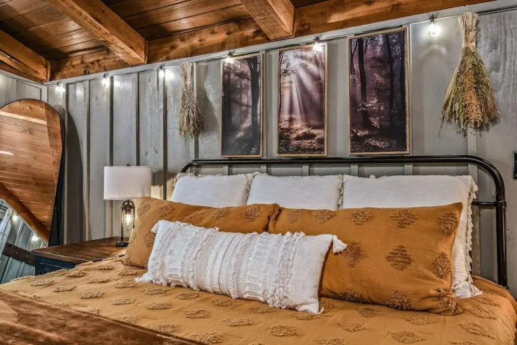 Light'n Bug Bungalow 1 Bedroom Cabin by RedAwning