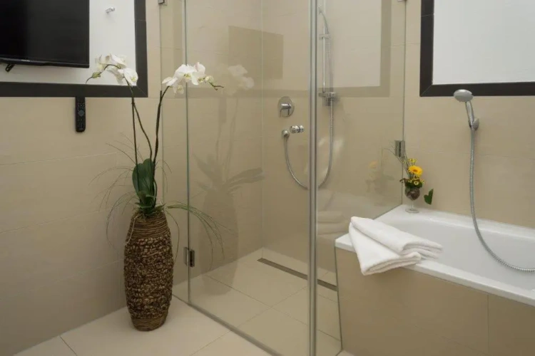 1 Bedroom Apartment with partial sea view