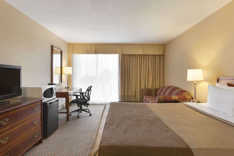 Ramada By Wyndham Belleville Harbourview Conference Centre photo 8