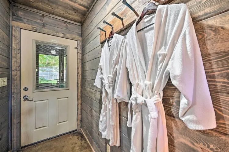 Luxe Broken Bow Cabin w/ Tesla Charging Station