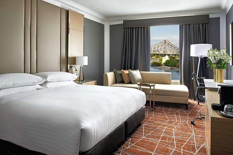 1 Bedroom Executive Lounge Access Double Suite with Story Bridge view