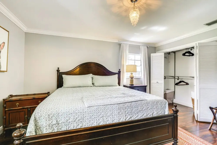 Naples Home Near 5th Ave South, Beaches & Zoo