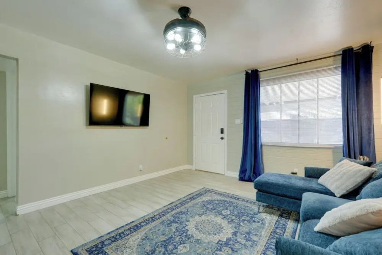 3 Mi to Roosevelt Row Arts District: Apt w/ Patio