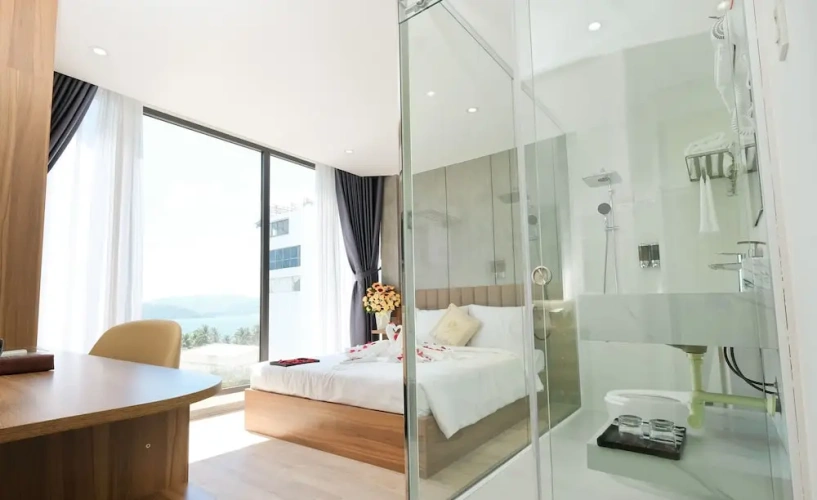 Deluxe Double room with partial ocean view