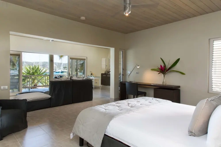 1 Bedroom Deluxe Suite with balcony and with harbour view
