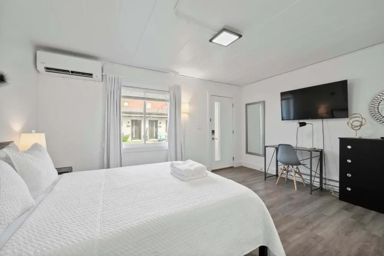 Chic City Retreat 93I Sleeps 2