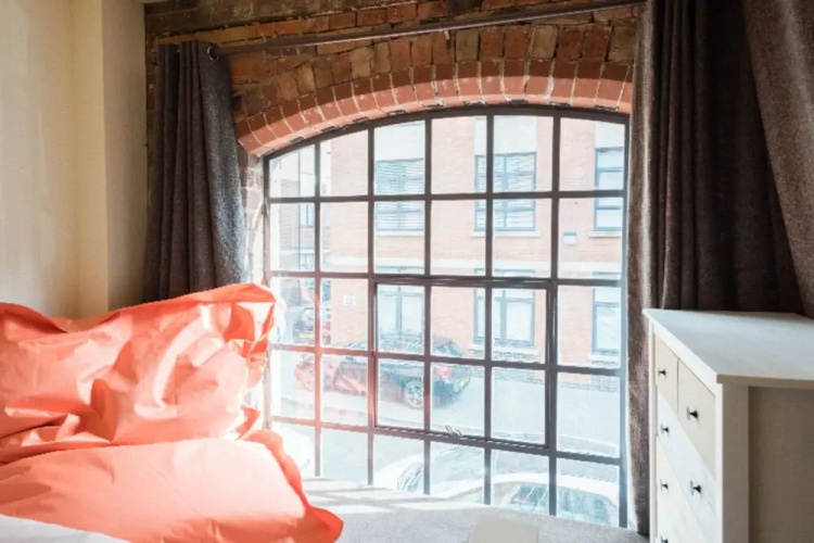The Warehouse Loft - Trendy Converted Warehouse 3bdr