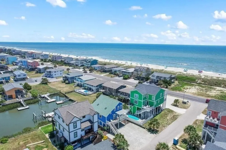 Heaven's Anchor 3 Bedroom Home by RedAwning