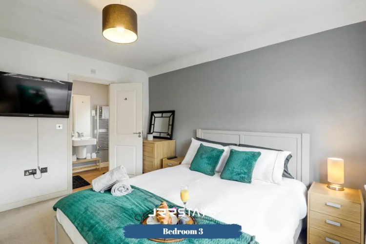 JRR Stays - Chorley - 3 Bed House with Hot Tub