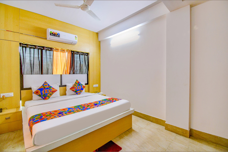 OYO Ruby Park Dream Palace Near Acropolis Mall