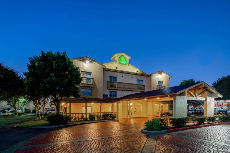 La Quinta Inn & Suites by Wyndham Irvine Spectrum photo 17