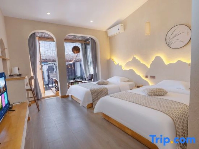 Standard Twin room with courtyard view