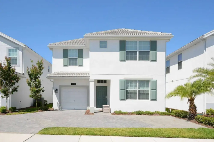 Spacious 6 Bed Home With Pool in Prime Storey Lake
