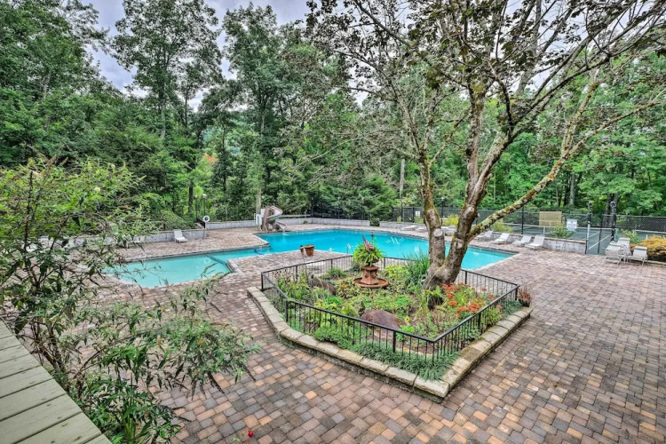 Chalet Village Upper Alpine Condo w/ Pool Access!