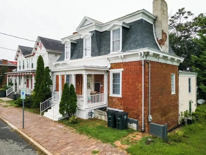 4 Bedrooms Cottage