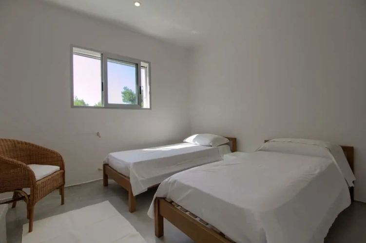 4 Bedrooms Apartment with balcony