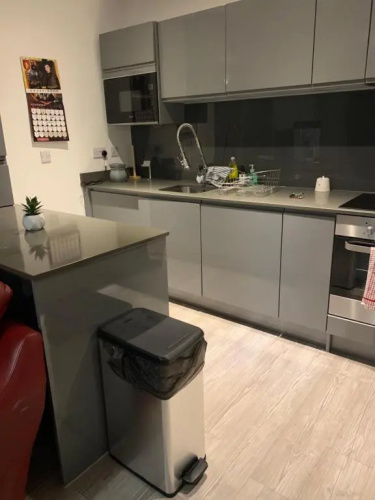 2 bedroom flat in the west end with lovely hosts