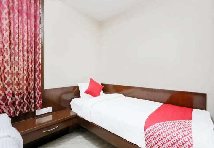 OYO 17106 Hotel Royal