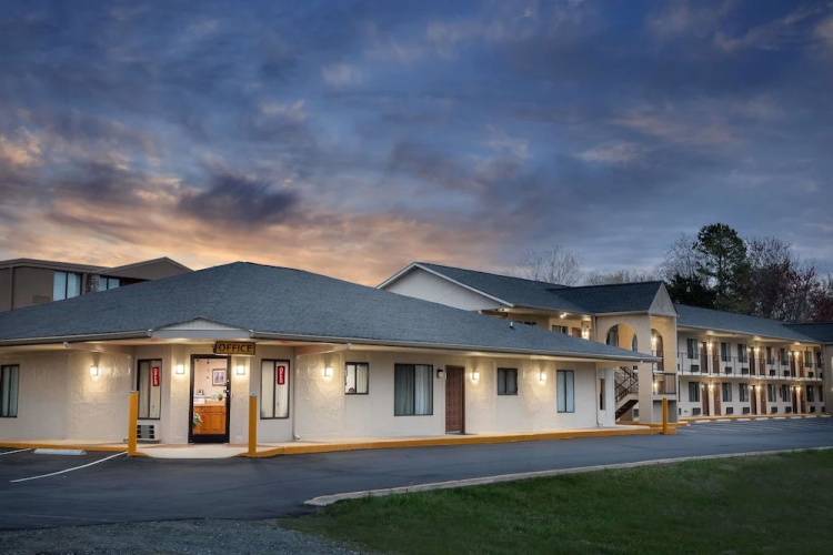 Super 8 Burlington Nc - Burlington, NC