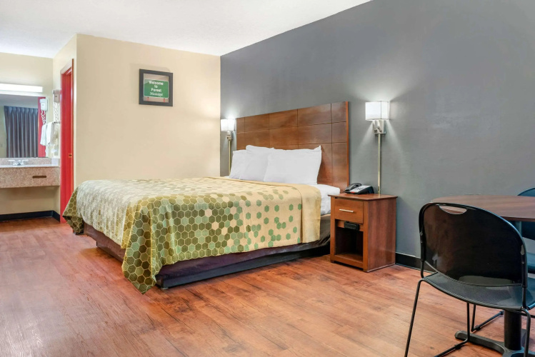 Econo Lodge Inn & Suites Forest
