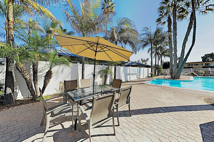 New Listing! Oceanfront Pacific Beach 1 Bedroom Condo