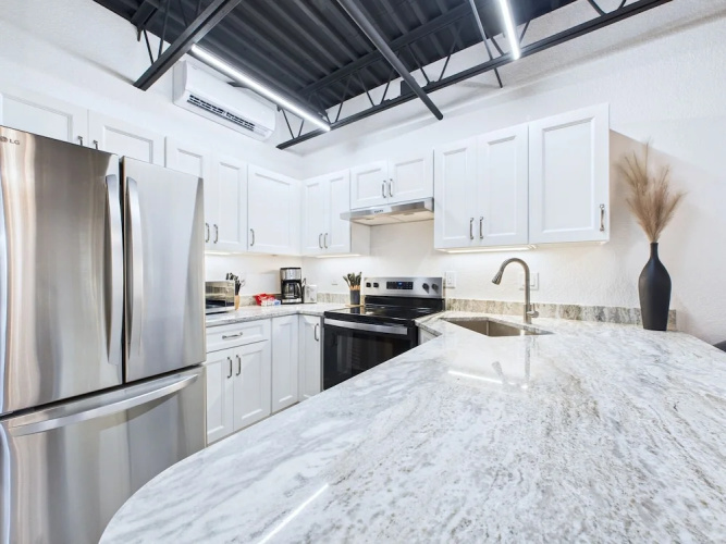 Modern Loft Near Port Beach Dining -unit 201