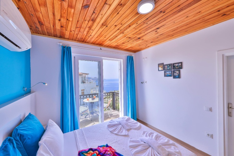 Standard Double room with partial sea view