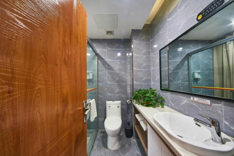 Super 8 Express Hotel (Heze Zhengzhou Road)