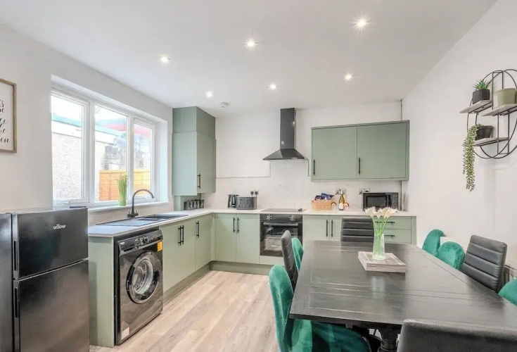 Stadium View 5-bed Retreat + Parking