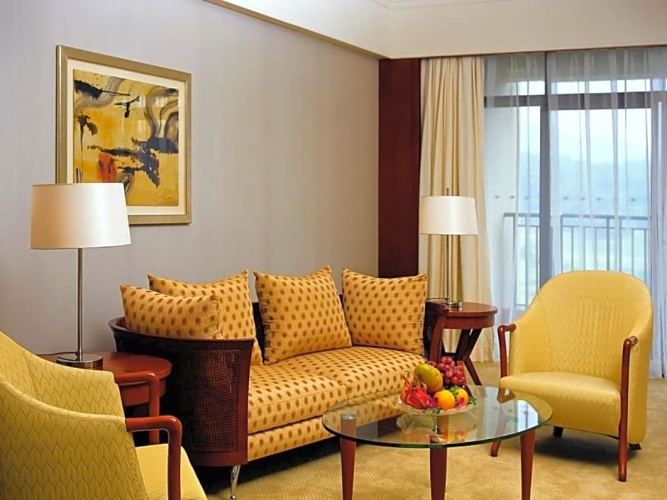 Deluxe Suite with golf view