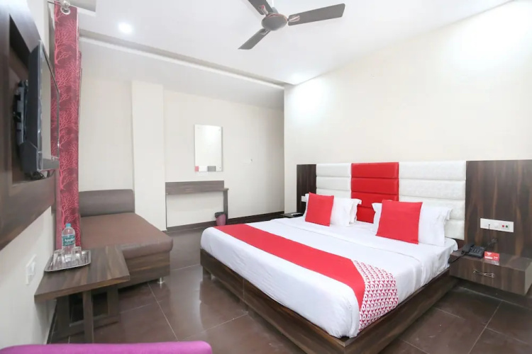 OYO 10318 Hotel Sukhman Residency
