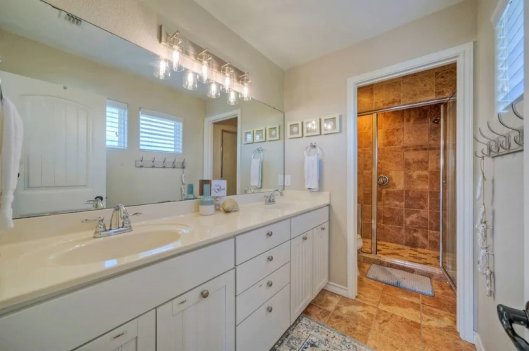 4 Bedrooms Cottage