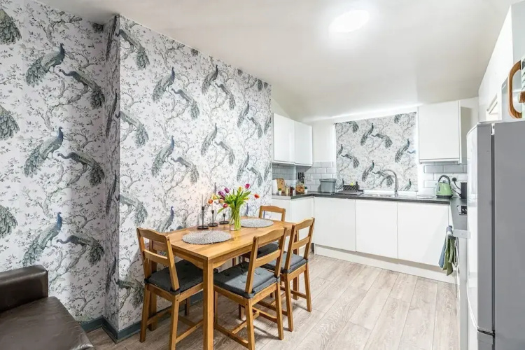 Spacious 2BR Maisonette 2 Baths Huge Lounge