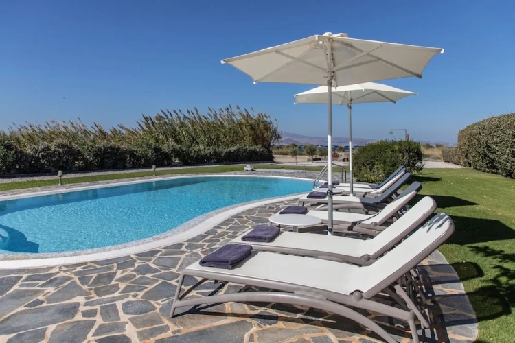 4 Bedrooms Villa beachfront