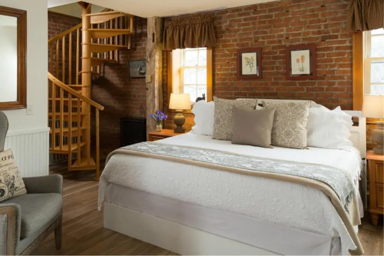 The Four Chimneys Inn