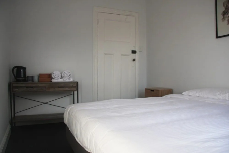 College Lawn Hotel - Hostel