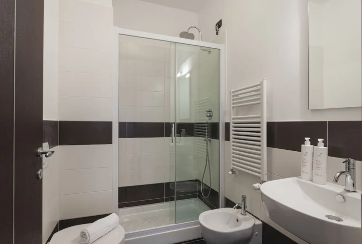 3 Bedrooms Business Apartment