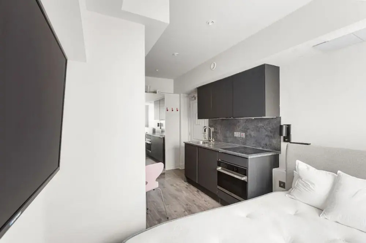 Modern Studio at Inverness Terrace