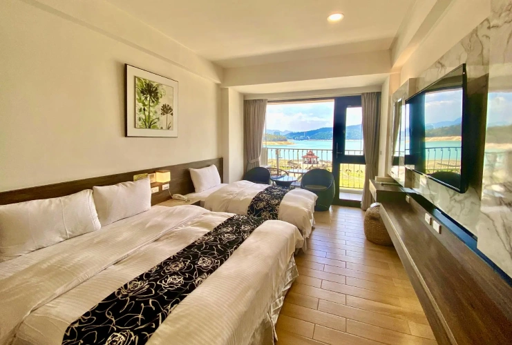 Standard Triple room with lake view