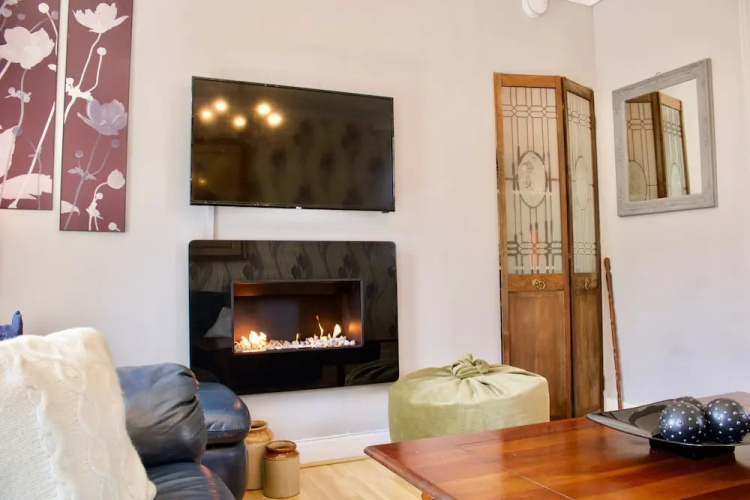 2 Bedroom Central Edinburgh Flat