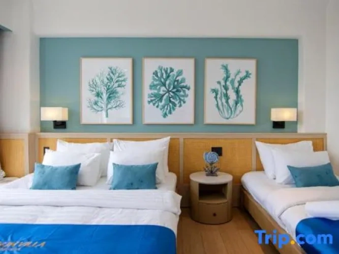 Standard Triple room with balcony and with partial ocean view
