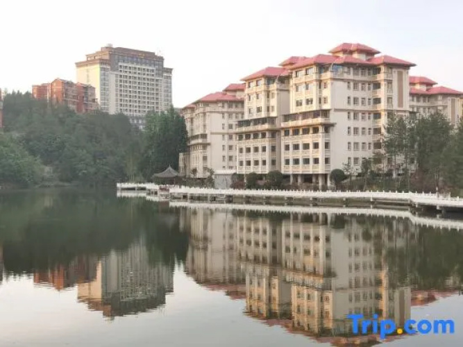 Yiqing Holiday Hotel