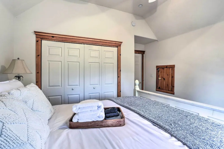 Spacious Lake Arrowhead Home w/ Putting Green